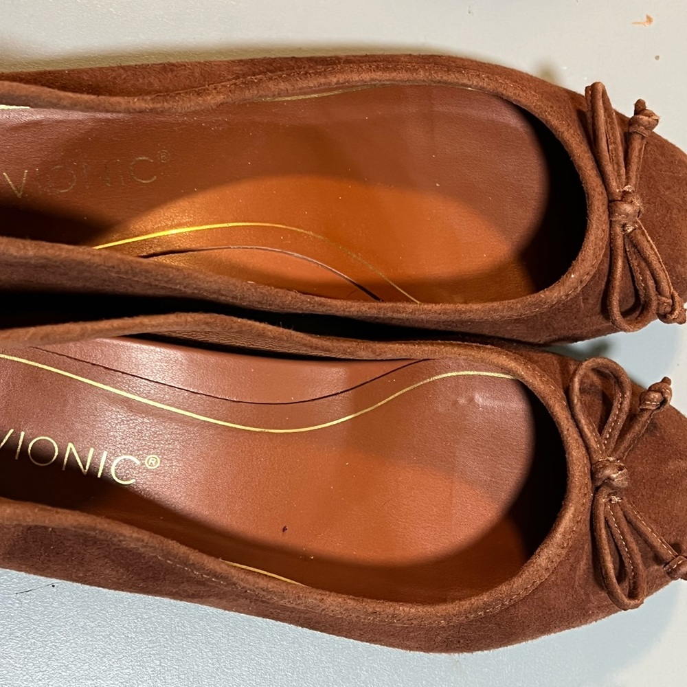 Vionic Suede flats 6 1/2